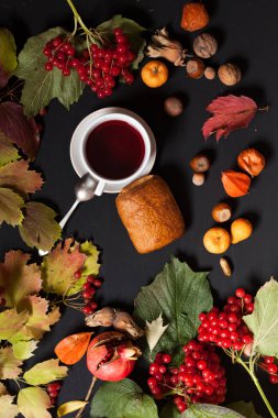 çilek meyve somun sonbahar arka plan sarı ve kırmızı yaprakları
