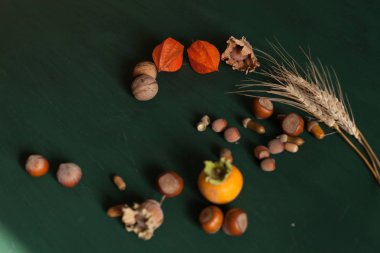 çilek meyve somun sonbahar arka plan sarı ve kırmızı yaprakları