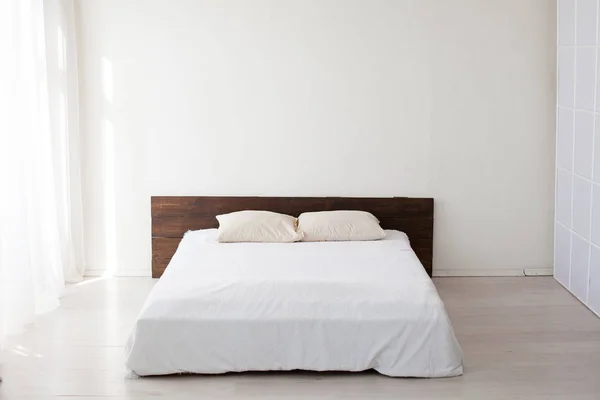 Велике ліжко в інтер'єрі білі спальні — стокове фото