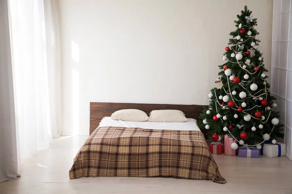Weihnachten Neujahr Baum Interieur Schlafzimmer und Bett mit Geschenken — Stockfoto