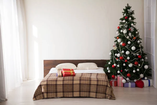 Weihnachten Neujahr Baum Interieur Schlafzimmer und Bett mit Geschenken — Stockfoto