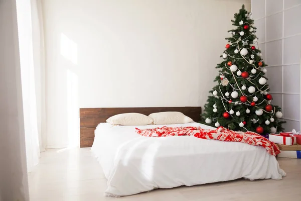 Natal árvore do ano novo Interior quarto e cama com presentes — Fotografia de Stock