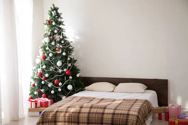 Vánoční ložnice interiér vánoční stromek a dárky nový rok — Stock fotografie