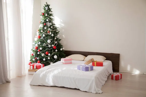 圣诞卧室内部圣诞树和礼物新年 — 图库照片