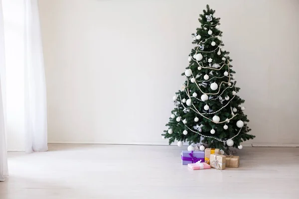 Szczęśliwego nowego roku wnętrze domu w Boże Narodzenie prezenty zabawki drzewo ferie zimowe — Zdjęcie stockowe