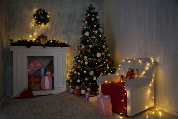 Nouvel an de Noël arbre pour l'intérieur de la maison avec lumières et guirlandes — Photo