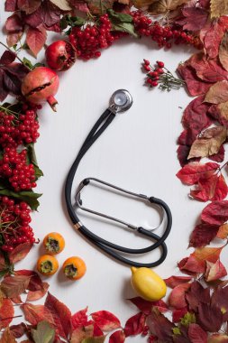 Tıp stetoskop ve sarı kırmızı sonbahar yaprakları
