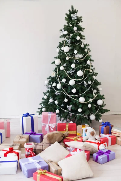 クリスマス ツリーとギフト年末年始のクリスマスの家の装飾 — ストック写真
