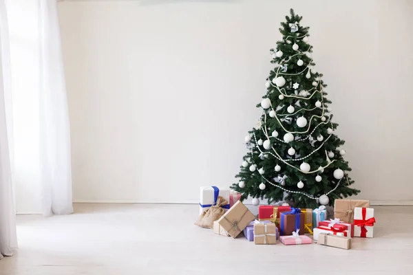 Arredo casa di Natale con albero di Natale e regali vacanze di Capodanno — Foto Stock