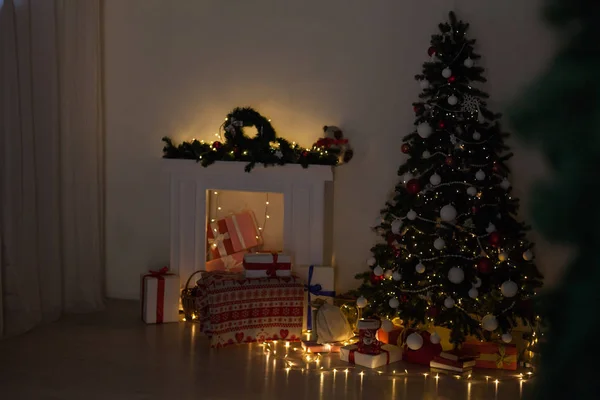 Arbre de Noël avec lumières Guirlande et cadeaux pour la nouvelle année — Photo
