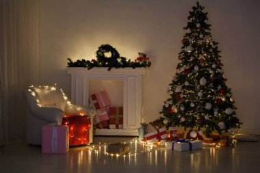 Işıklar ışık Garland ve yeni yıl hediyesi ile Noel ağacı