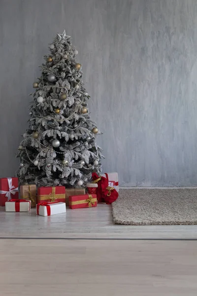 Julgran med dekoration och presenter nytt år — Stockfoto