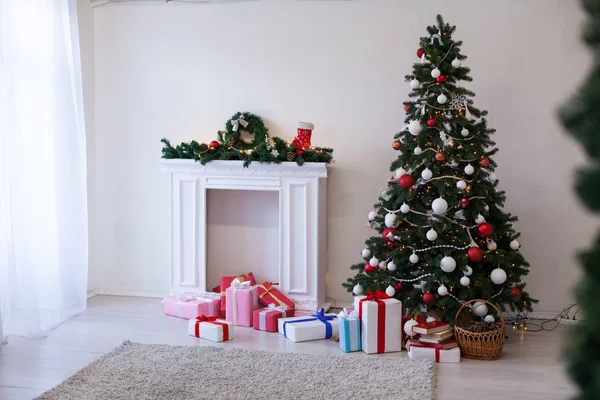 Albero di Natale con decorazione a ghirlanda e regali per il nuovo anno — Foto Stock