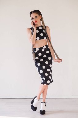 telefonda konuşurken örgüler ile güzel moda kadın