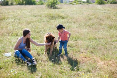 Bir anne ile küçük oğlu ve köpek portresi