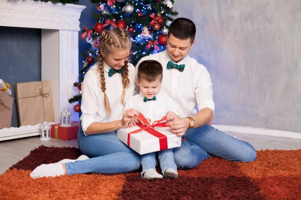 Мама папа и маленький сын Рождество Новый год и рождественские подарки — стоковое фото