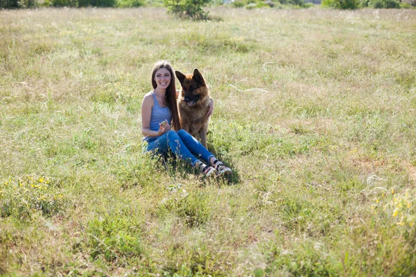 Hermosa mujer amante escuelas perro pastor agradable — Foto de Stock