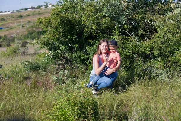 Retrato de uma mãe com um filho jovem para um passeio no Parque — Fotografia de Stock