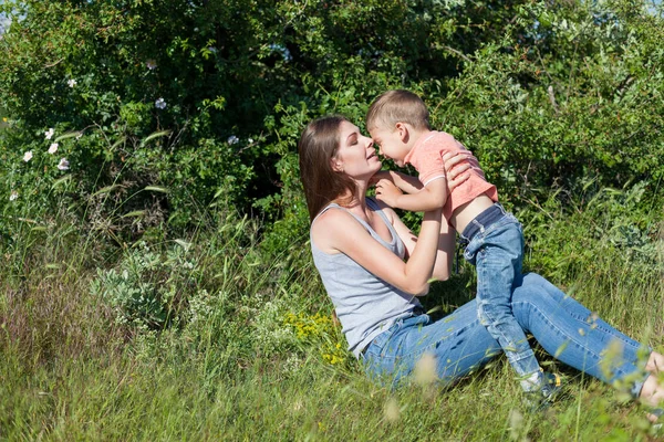 Retrato de una madre con un hijo pequeño para dar un paseo por el Parque — Foto de Stock