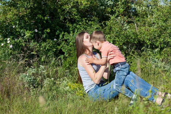 Portrait d'une mère avec un jeune fils pour une promenade dans le parc — Photo