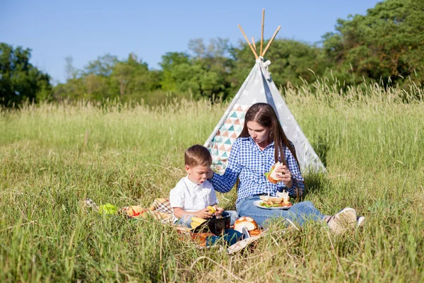 Madre Con Giovane Figlio Mangiare Picnic Nella Foresta — Foto Stock