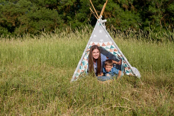 Portret matki z młodym synem jeść na piknik w lesie — Zdjęcie stockowe