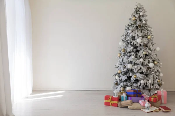 Karácsonyi fehér fa új év belső karácsonyi ünnepek ajándékok téli — Stock Fotó