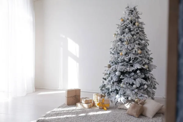 Árvore de Natal branco ano novo Natal feriados interiores presentes inverno — Fotografia de Stock