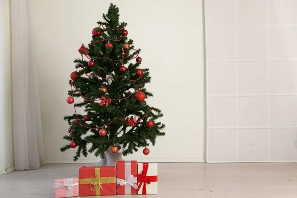 Árbol de Navidad blanco año nuevo Navidad Vacaciones interiores regalos invierno —  Fotos de Stock