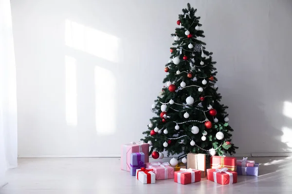 圣诞树加兰灯新年圣诞节室内假期礼物冬天 — 图库照片