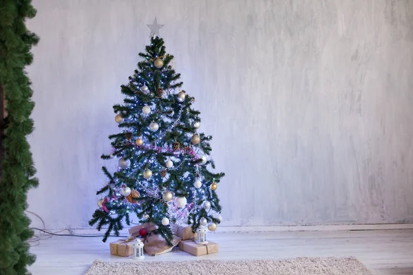 Vánoční strom věnec světel nový rok vánoční interiér dárky zimní — Stock fotografie