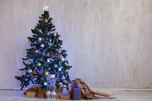 圣诞树加兰灯新年圣诞节室内假期礼物冬天 — 图库照片