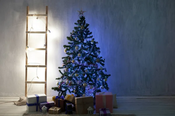 Iluminação da árvore de Natal Festoon Interior presentes do ano novo — Fotografia de Stock