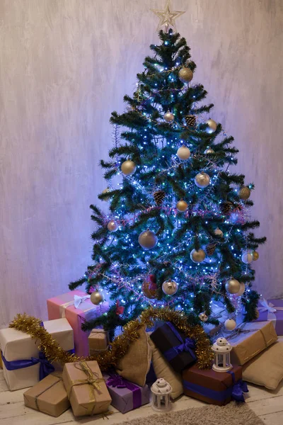 Illuminazione albero di Natale Festone Interior regali di Capodanno — Foto Stock