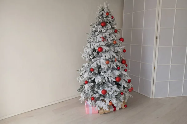 Navidad año nuevo regalos y juguetes árbol de fondo de invierno —  Fotos de Stock