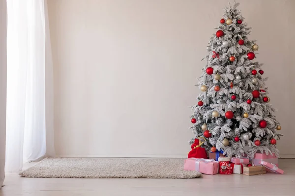 Xmas nyår presenter och leksaker träd vinter bakgrund — Stockfoto