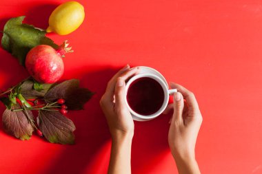 Sonbahar meyve kahvaltıda çay yaprakları