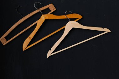 arka plan üzerinde elbise için birçok askıları