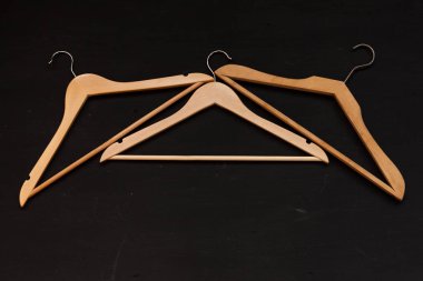 arka plan üzerinde elbise için birçok askıları