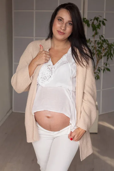 Portrait d'une femme enceinte se préparant à l'accouchement — Photo