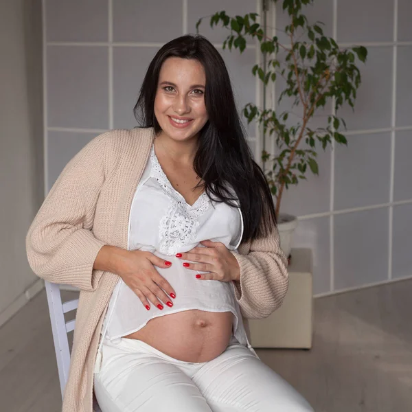 Retrato de uma mulher grávida se preparando para o parto — Fotografia de Stock