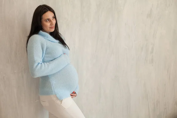 Retrato de una mujer embarazada que se prepara para dar a luz —  Fotos de Stock