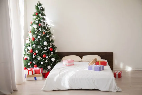 在室内的新年前夜, 圣诞树上有礼物 — 图库照片