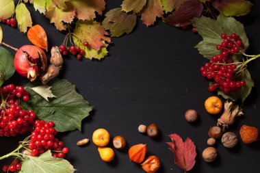 Sonbahar yaprak ve meyve çilek kahvaltı Trabzon hurması