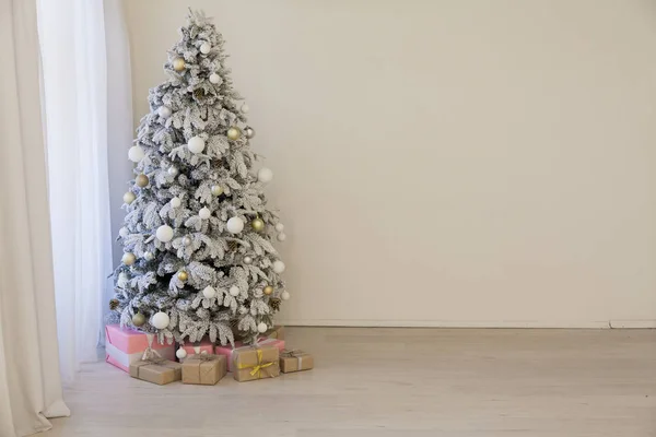 Vánoční strom výzdoba interiéru bílé místnosti nový rok dárky svátky — Stock fotografie