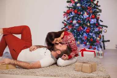 Genç aile karşılar birlikte yeni yıl tatili