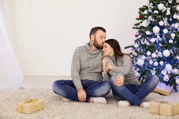 Genç aile karşılar birlikte yeni yıl tatili