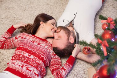 bir erkek ve bir kadın sırt yeni yıl Noel yalan