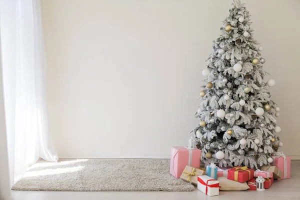 圣诞树白色背景室内房间新年礼物假期 — 图库照片