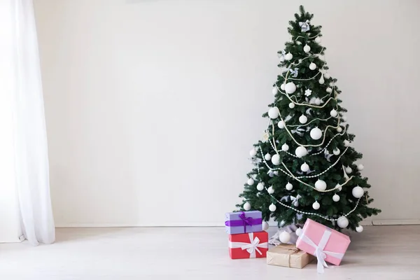 Albero di Natale con regali vacanze di Capodanno giocattoli invernali — Foto Stock